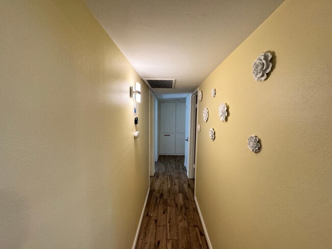 Building Photo - 8238 E Vista Dr