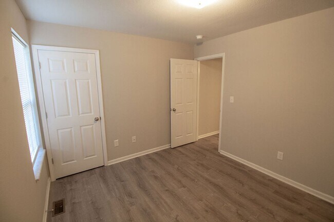 Building Photo - Affordable 3 Bedroom Duplex