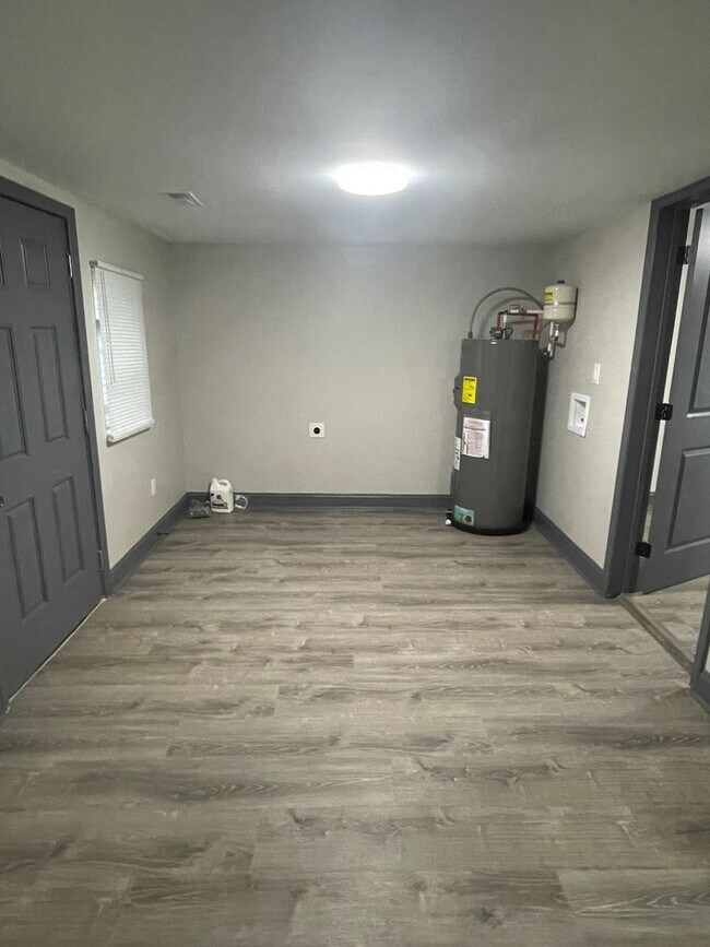 Building Photo - Newly Fully Renovated 3 bedroom 2 bath hom...