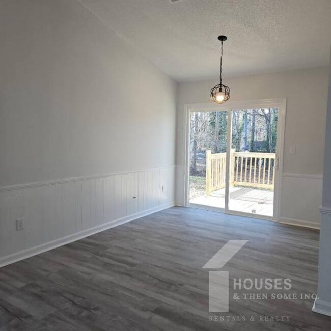 Building Photo - 10 River Ct