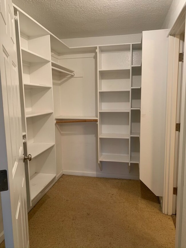 Building Photo - Large Four Bedroom House in Newberg