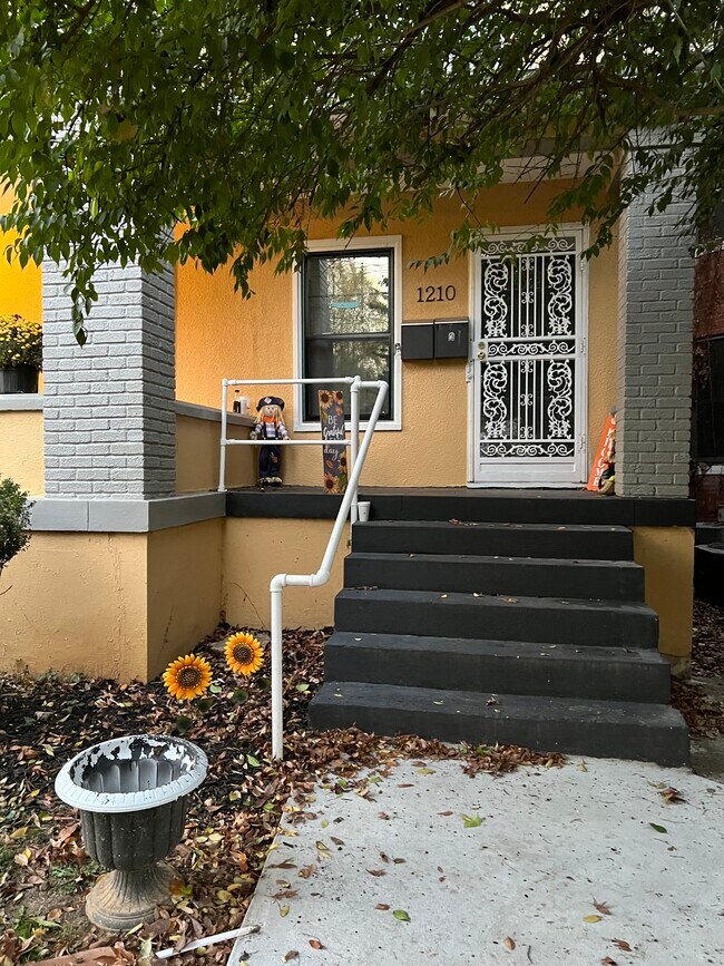 Building Photo - 1210 Everett Ave