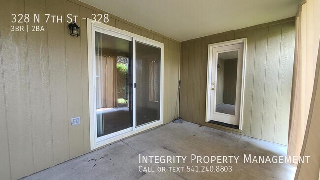 Building Photo - 328 N 7th St