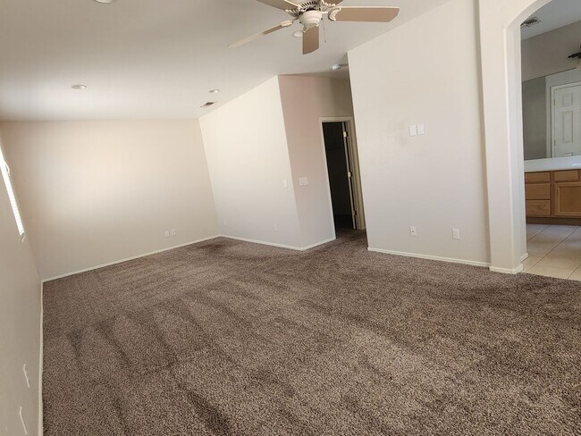Building Photo - Immaculate Golf Community Home