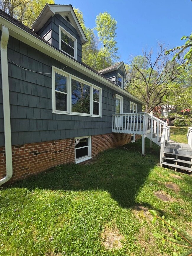 Building Photo - $2,300 - 4 Bedroom 2.5 Bathroom Unfurnished House in Forest Hills