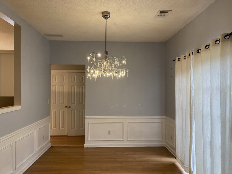 Building Photo - 2706 Cottesford Dr SE