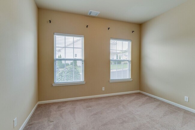 Building Photo - Beautiful 2-Bed, 2.5-Bath Townhouse in Har...