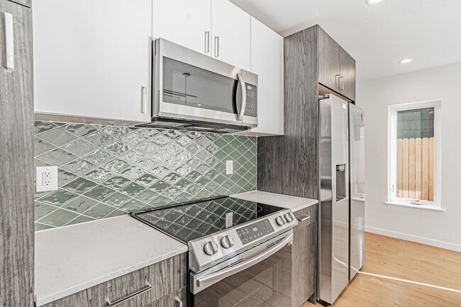 Building Photo - Contemporary 3BD, 2.5BA Edgewood Home with Fenced Yard and Carport