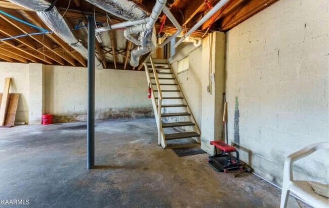 Building Photo - 1208 Pickwick Rd