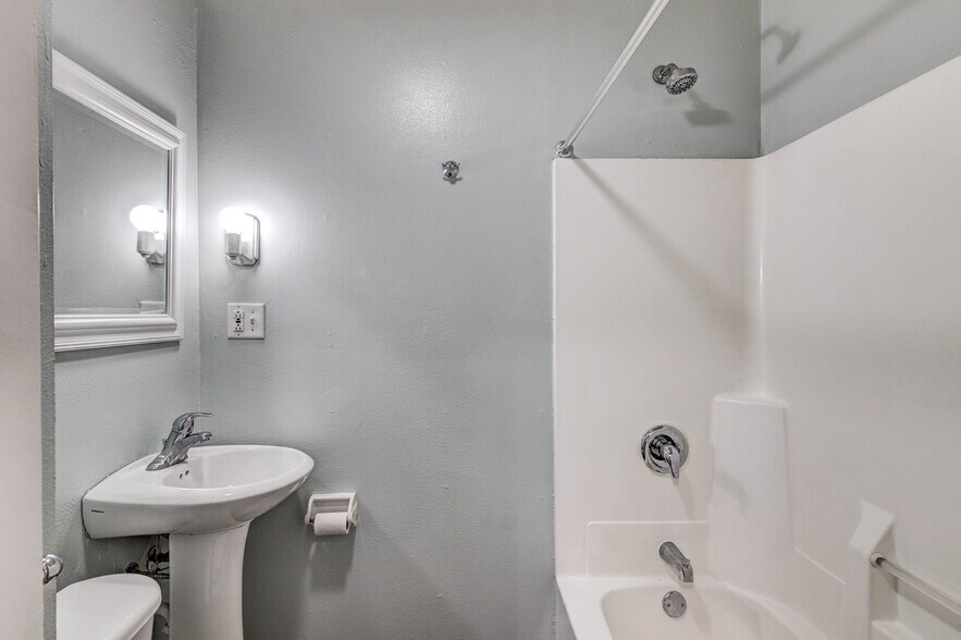 Building Photo - 616 Davis Ave