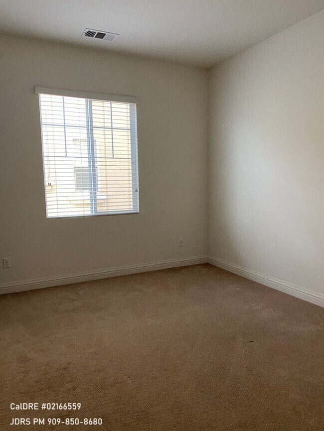 Building Photo - Eastvale 4 bedroom Partially Furnished Home