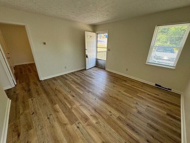 Building Photo - 526 W 13th St