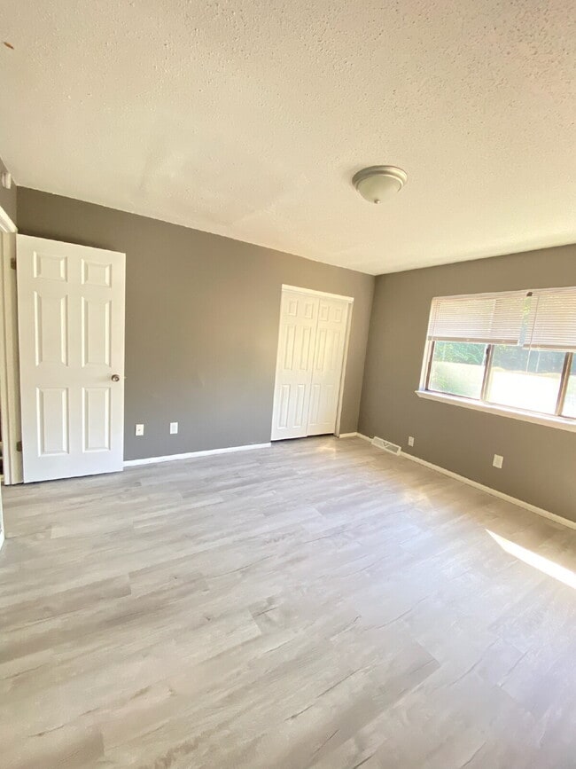 Building Photo - "Charming & Convenient Living: Spacious 2-Bedroom Duplex with 1.5 Baths on Schuetzen Ln, Davenport"