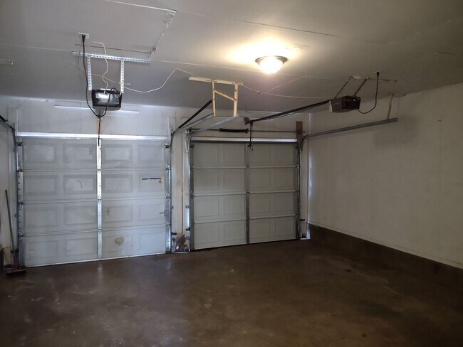 Building Photo - Large Updated 4 Bedroom Home Off University
