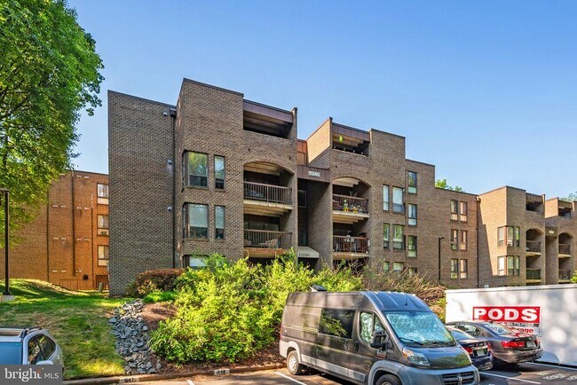 Building Photo - 11240 Chestnut Grove Square