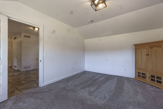 Building Photo - 2 bedroom charmer on W South for rent!