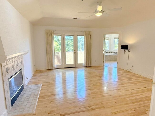 Building Photo - Westside Alamo Custom Estate With Beautifu...
