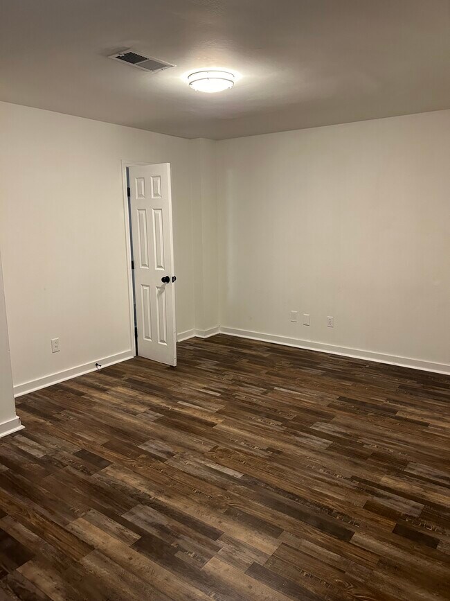 Building Photo - 709 Summit Ave