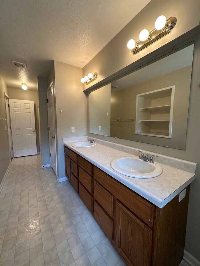 Building Photo - Nice and Large 3BR/1.5ba unit for rent in ...