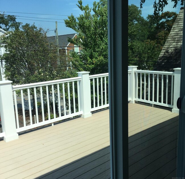 Building Photo - 989 Fairfield Beach Rd
