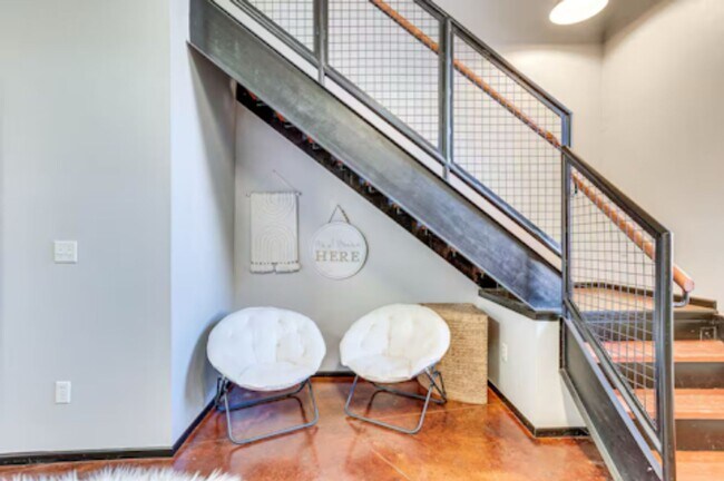 Building Photo - Large furnished Townhome in Norman!