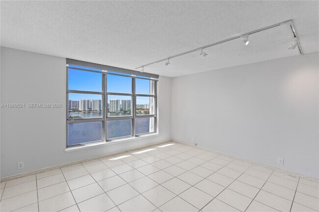 Building Photo - 19101 NE 36th Pl