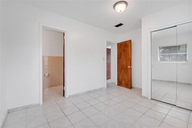 Building Photo - 1040 San Luis Dr