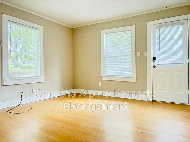 Building Photo - 701 S Lorraine St