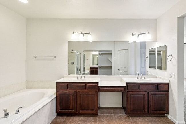 Building Photo - Lovely Northwest Gated Community Home