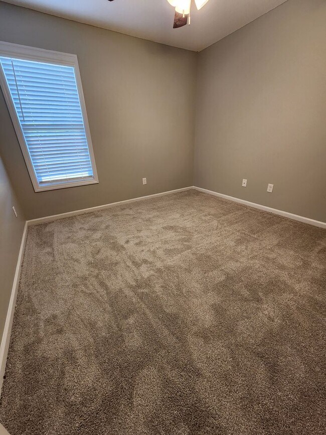 Building Photo - $500 Discount on Move-in Spacious & Inviti...