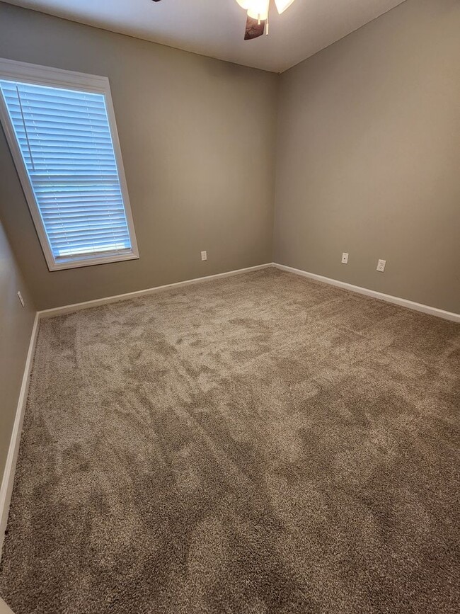 Building Photo - $500 Discount on Move-in Spacious & Inviting 3-Bedroom Home with Fenced Yard, Open Layout & Moder...