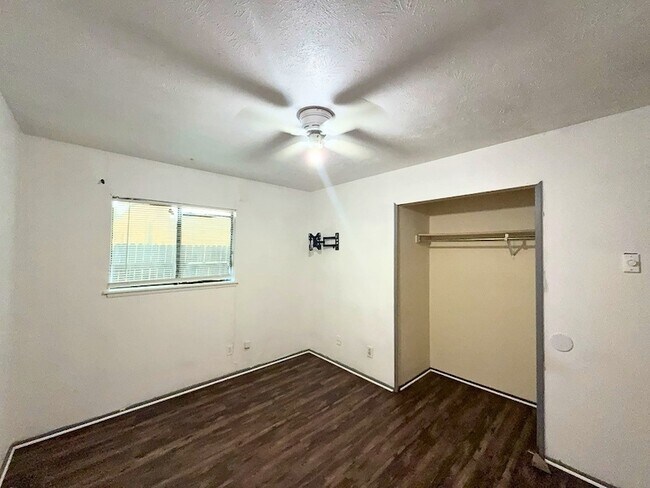 Building Photo - 1233 Steinburg Ln