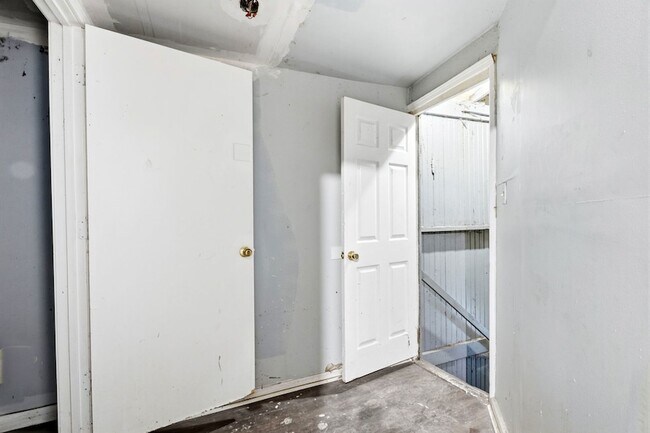 Building Photo - 6913 S Throop St
