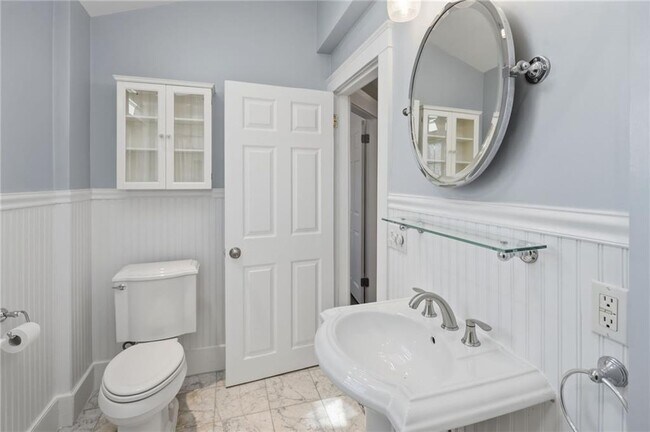 Building Photo - 21 Earlham Way