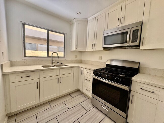 Building Photo - 337 Rexford Dr