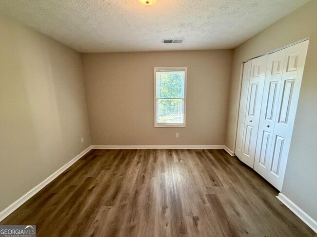 Building Photo - 285 Lakeshore Dr