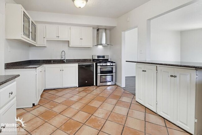 Building Photo - Enchanting 3Bdm 2Ba Home with Scenic Views in San Diego!