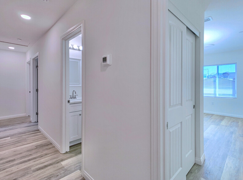 upstairs hallway - 1051 Greenfield Dr