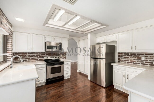 Building Photo - 634 E Century Ave