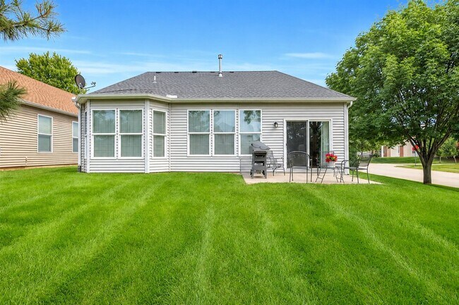 Building Photo - 9002 Meadow View Dr