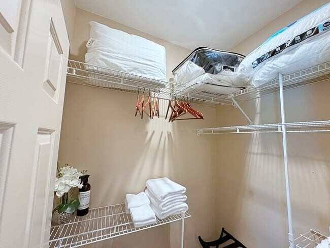 Building Photo - Beautiful Furnished home off Perkins Rd.