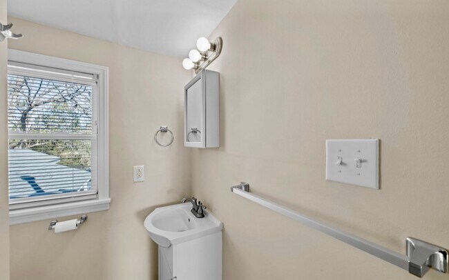 Building Photo - 802 N B St