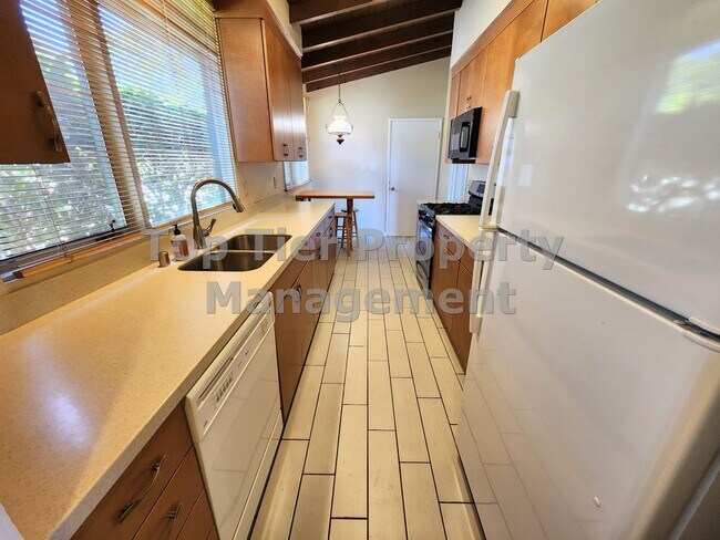 Building Photo - Beautiful 3-bedroom, 2-bathroom home locat...