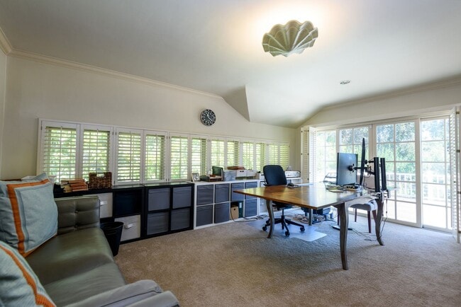 Building Photo - Classic Colonial home in the heart of pres...