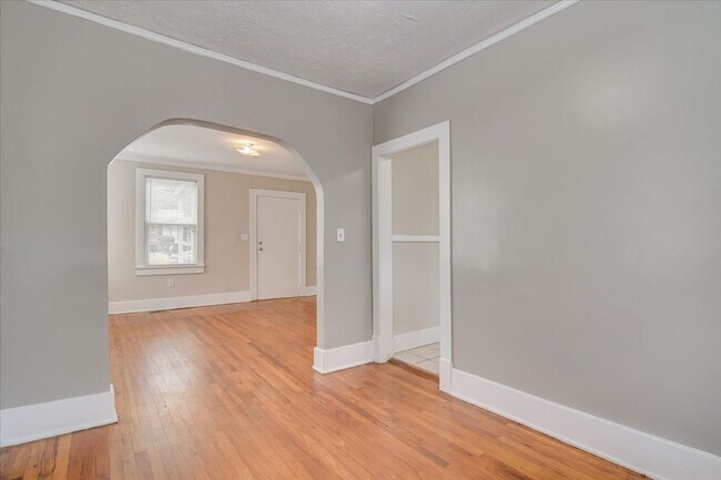 Building Photo - Cozy Cottage in Midtown!