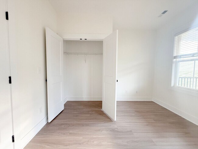 Building Photo - Spacious 4-Bedroom Townhome at Highbury + Summer Special