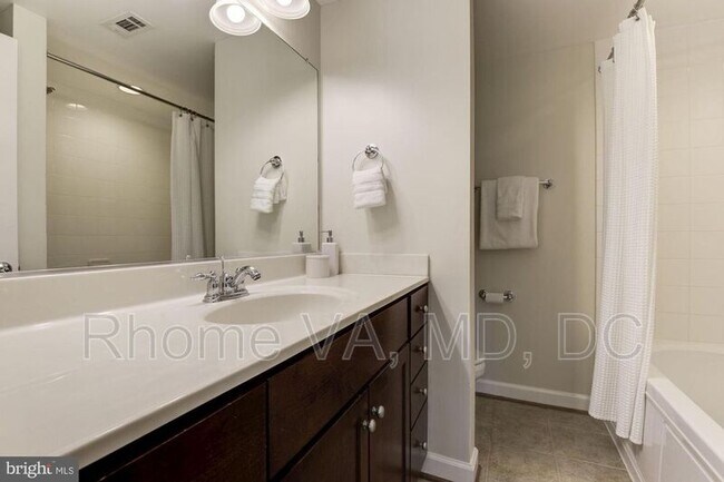 Building Photo - 4113 S Four Mile Run Dr