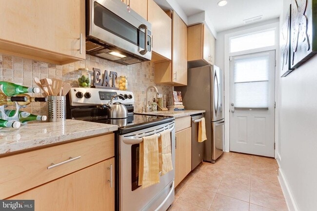 Building Photo - Gorgeous Rowhome Walking Distance to Colum...