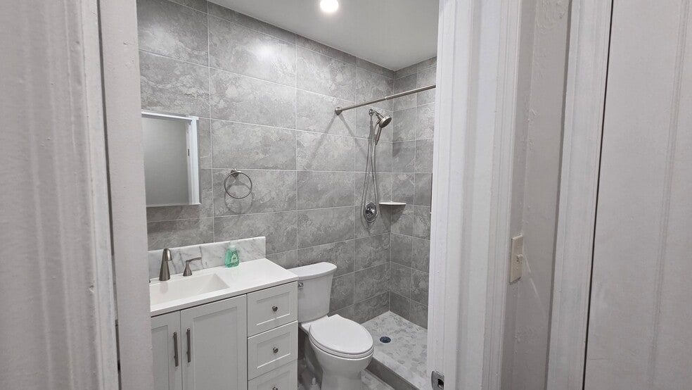 Building Photo - 311 SW 12th Ct