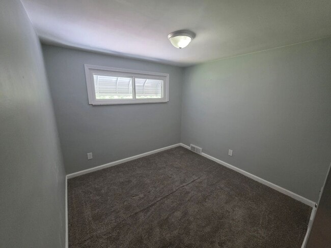 Building Photo - 3-bedroom, 2-bath home in West Mifflin